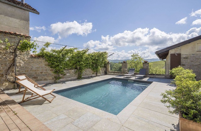 Cosy apartment for 4 people with WIFI, pool and TV, close to Alba