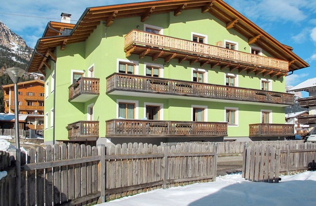 Cosy apartment for 8 guests with WIFI, TV, balcony, pets allowed and parking