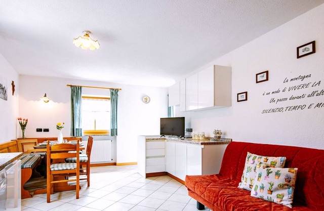 Cosy apartment in villa for 4 guests with WIFI, TV, balcony, pets allowed and parking