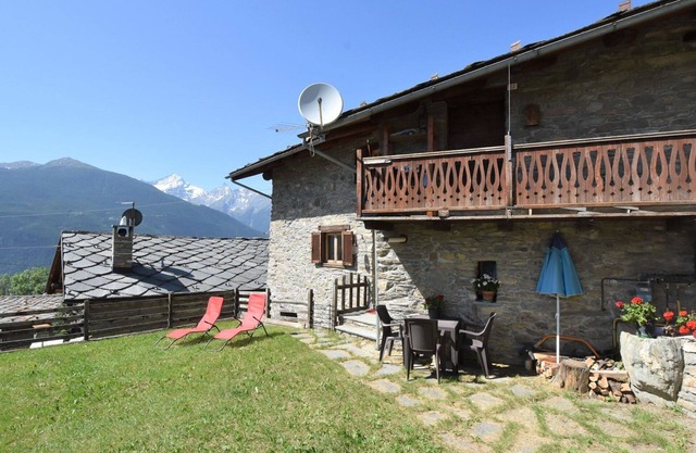 Cosy apartment for 5 guests with TV and pets allowed, close to Aosta