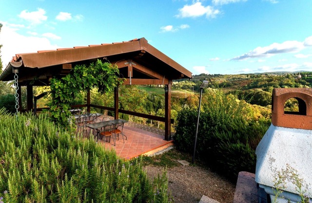 Cosy apartment with WIFI, A/C, pool, TV, terrace and panoramic view, close to San Gimignano