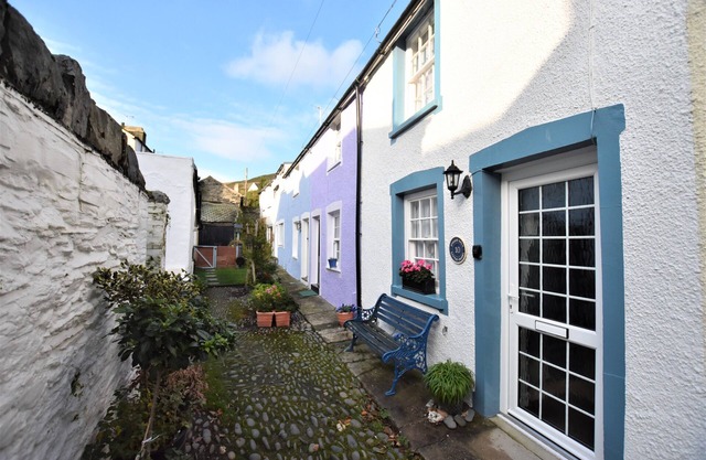 Cosy, attractive 2 Bedroom Cottage In Centre Of Aberdovey Ideal For Couples