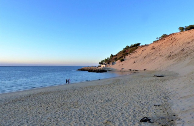 Cosy atypical air-conditioned chalet on the port side near the swimming pool with free access to the beach