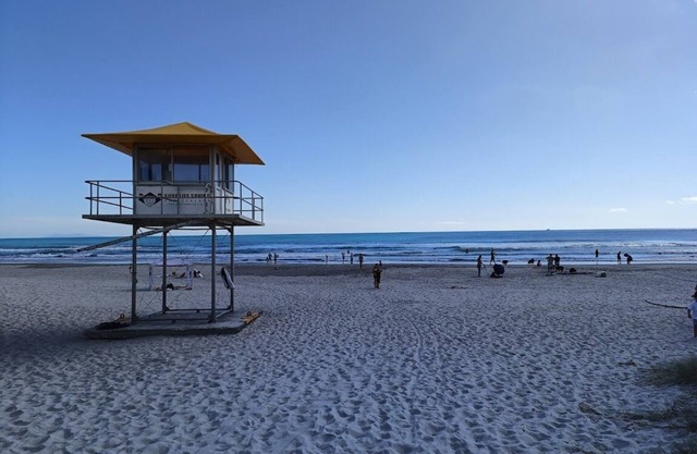 Cosy Beach Bach, near stunning Omanu beach, shops & cinemas.