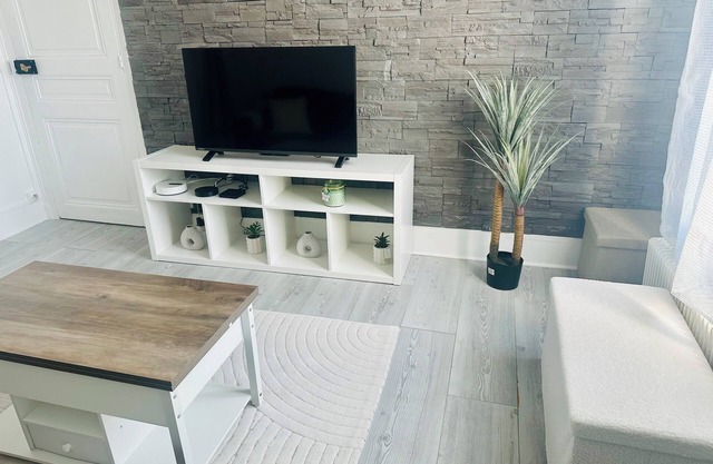 Cosy & bright F2 2 min from Paris