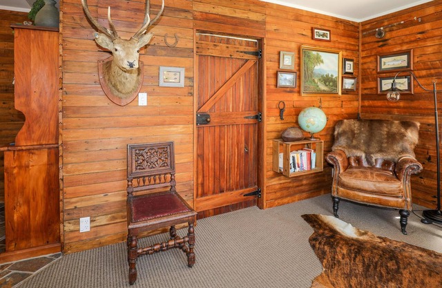 Cosy Central Cottage - Hunting Lodge Style Unit | Central Location