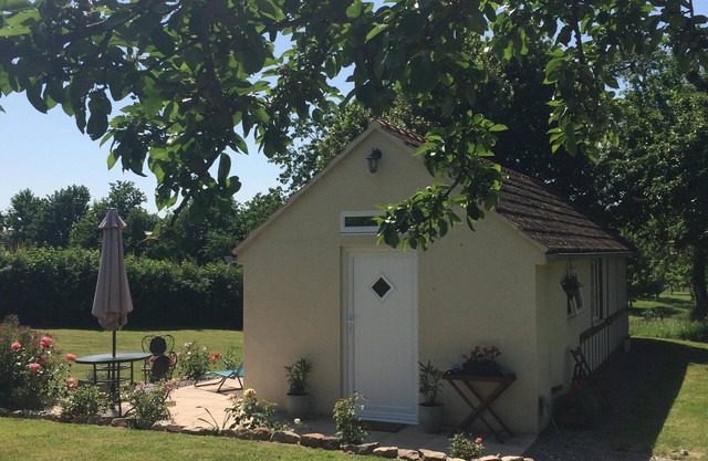 Cosy Chalet - Sleeps 2-3, Peaceful Setting, 5kms To Shops,Linen/Towels Included