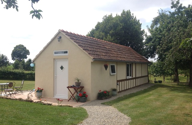 Cosy Chalet - Sleeps 2-3, Peaceful Setting, 5kms To Shops,Linen/Towels Included
