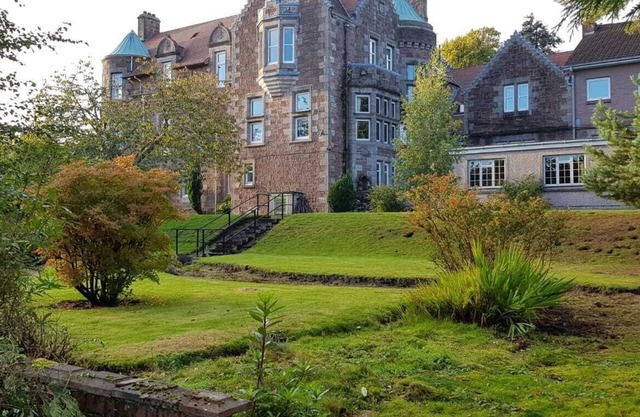 Cosy Cottage In grounds of Old Monastery - easy access Loch Lomond and Glasgow