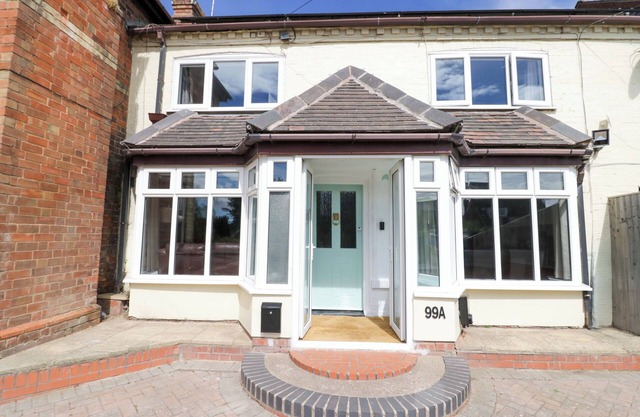 COSY COTTAGE IN HARVINGTON, pet friendly in Harvington