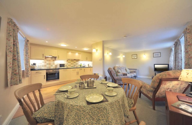 Cosy cottage in quiet courtyard in Grasmere village with private parking
