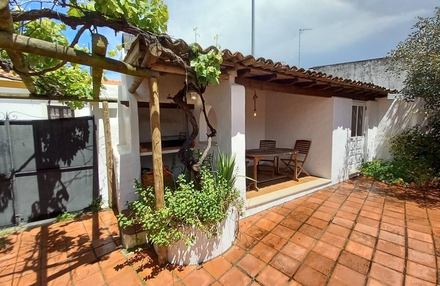 Cosy cottage with private courtyard. Very close to the medieval town, Obidos.