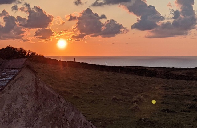 Cosy Cottage with stunning Sea/Sunset view.