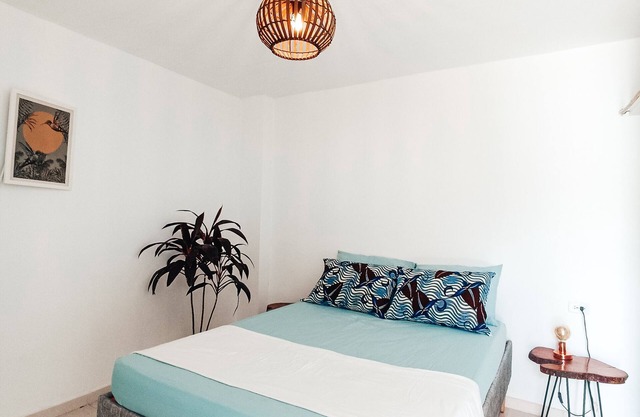 Cosy double room ensuite bathroom. Central & 1min walk from the beach!