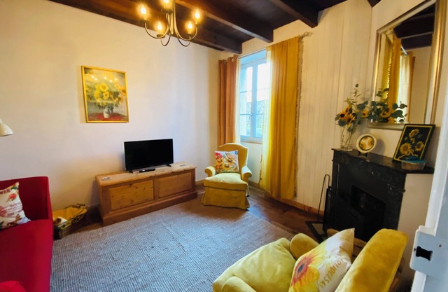 Cosy French cottage with access to peaceful gardens -10 mins walk to town centre