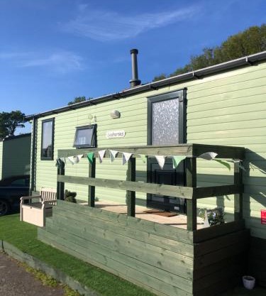 Cosy holiday caravan minutes from the beach