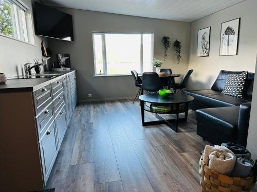 Cosy lakeview cabin 45 minutes from Reykjavik