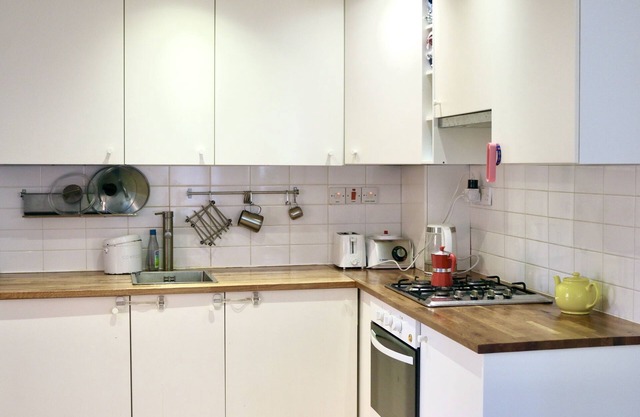 Cosy London home with workspace and garden.