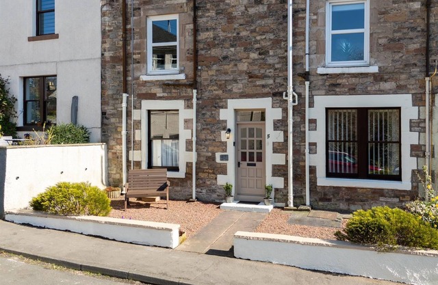 Cosy River‑side Flat in Jedburgh, Steps from Canongate Bridge