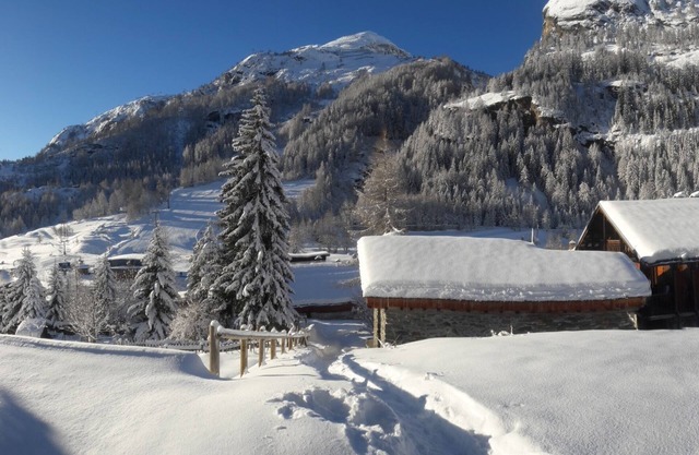 Cosy ski chalet 50 metres from the slopes and lifts of Tignes