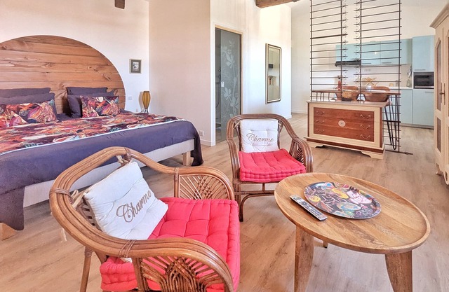 Cosy studio village and beach on foot