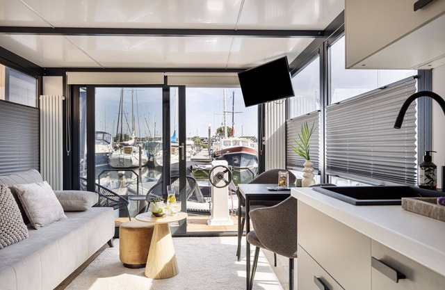 Cosy tiny houseboats near the beach and restaurants!