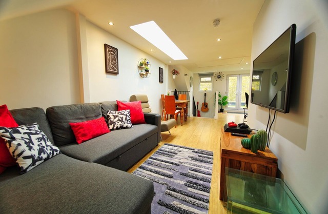 Cosy Top Floor Apartment w/Large Garden Terrace and Parking near the Emirates