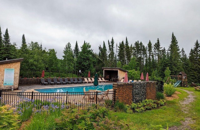 Cote Nord Tremblant Luxury 4 beds spa, A/C, pool, tennis, beach nCITQ 234496