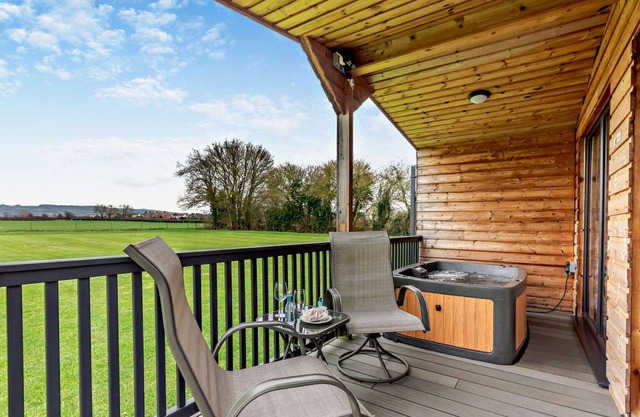 Cotswold lodge with hot tub - Cotswold View