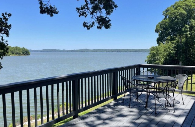 Cottage 3 · Lakefront Cottage on Kentucky Lake - Sleeps 6 - Pet Friendly!