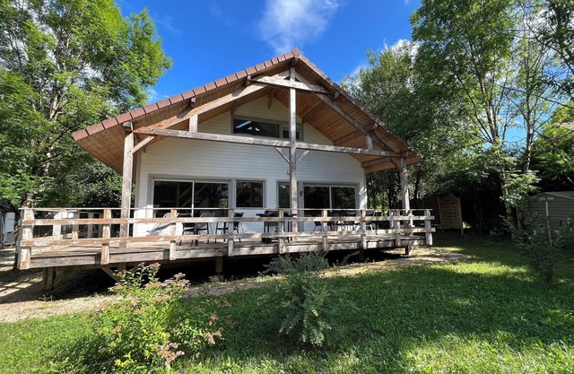 Cottage 6 to 8 people, House wood layout quality. Near lake Bcp of space