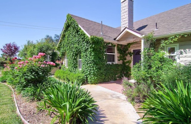 Cottage at Capitol Hill-In-Town Vintage Charm with Spa!