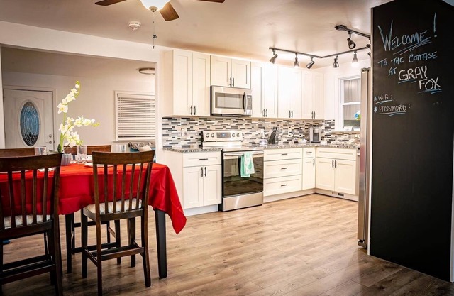 Cottage at Gray Fox- Many Attraction- Pet Friendly
