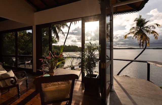 Cottage by the Lake (5 mins from the beach)