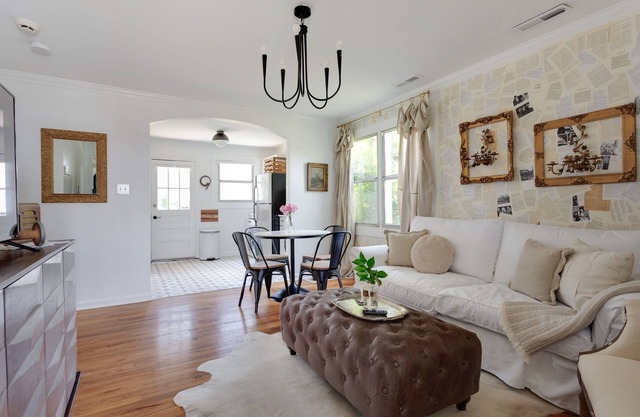 Cottage Charmer-Walkable/Bars/Restaurants/Pets ok