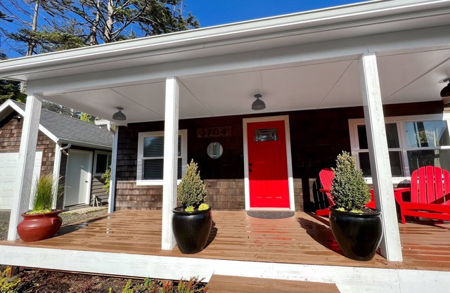 Cottage de la Mer | House in Lincoln City with serene porch, walk to the beach