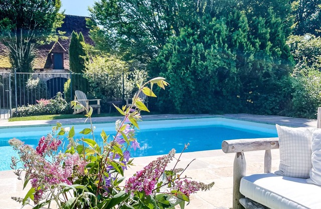 Cottage 'Domaine De Pragelier, Le Magnolia' with Shared Pool, Private Garden and Wi-Fi