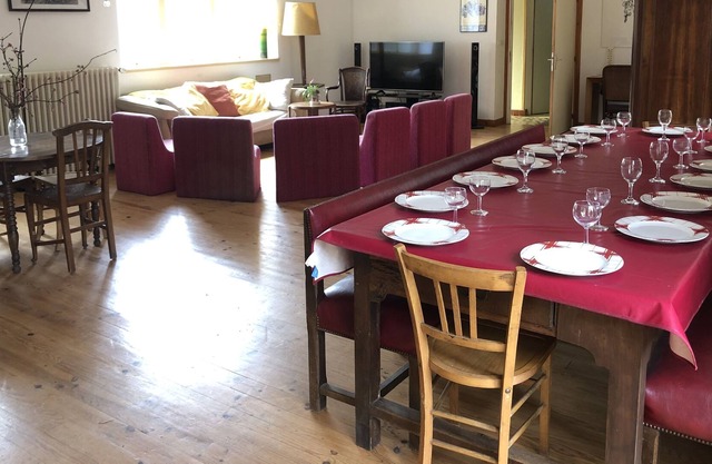 COTTAGE 8-12 pers. SAINT-ANTONIN-NOBLE-VAL (200m²), private garden of 500m²