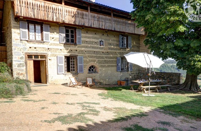 Cottage for 10, fireplace, pets allowed