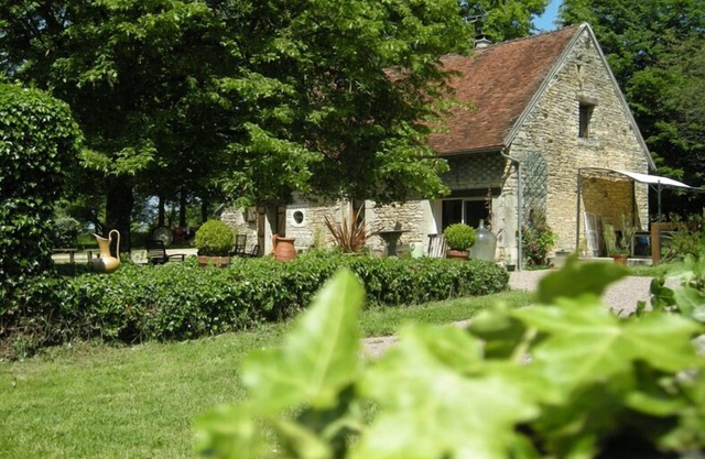 Cottage house on a beautiful property of 6 hectares of clearings meadows and woods