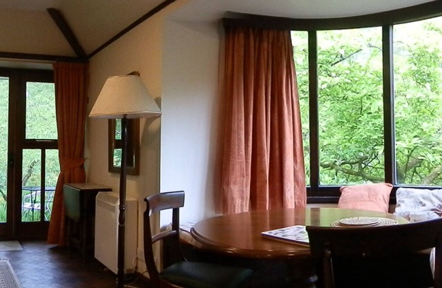 Cottage In Beautiful Woodland Gardens