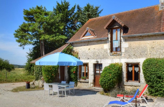Cottage in Touraine with fireplace, pets allowed, garden and parking