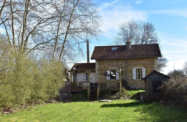 Cottage in France with Garden near Lake