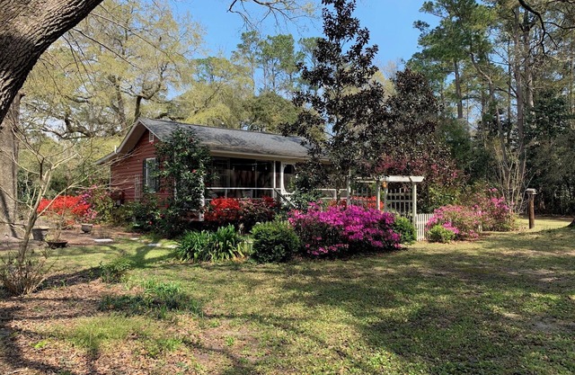 Cottage in the Oaks is a restored Historical Cottage from the late 1800’s