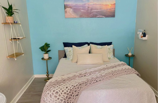 Cottage in West Palm Beach with Wi-Fi, AC, workspace, completely private yard