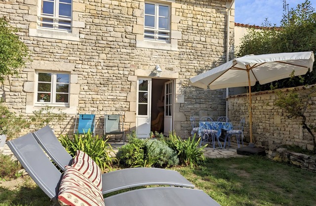 Cottage 'Le Clos Pierreslogis' with Private Terrace, Private Garden and Wi-Fi
