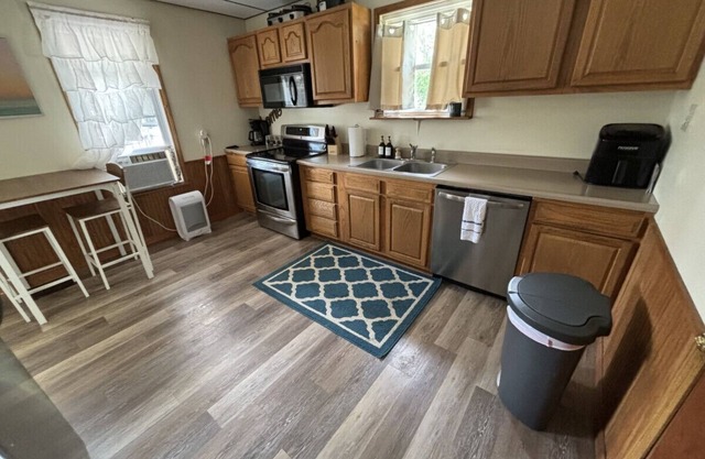 Cottage Living in Cuyahoga Falls: 3 bed, 2 bath w 2 porches, Smart TVs