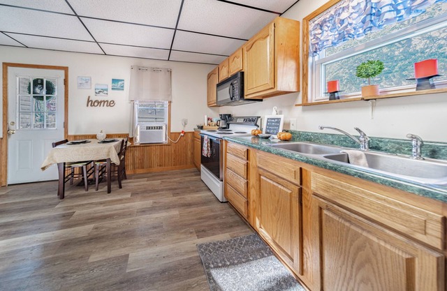 Cottage Living in Cuyahoga Falls: 3 bed, 2 bath w 2 porches, Smart TVs