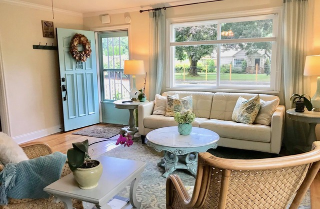 Cottage near Vancouver Lake! Cozy, Clean, & Comfortable w/new Pickleball Court!