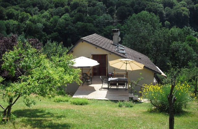 Cottage on the edge of the Doubs River and bikeway Euro 6 'imperfect house'